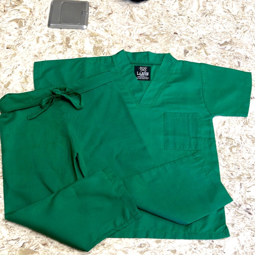 Girls size 5-6 scrub set